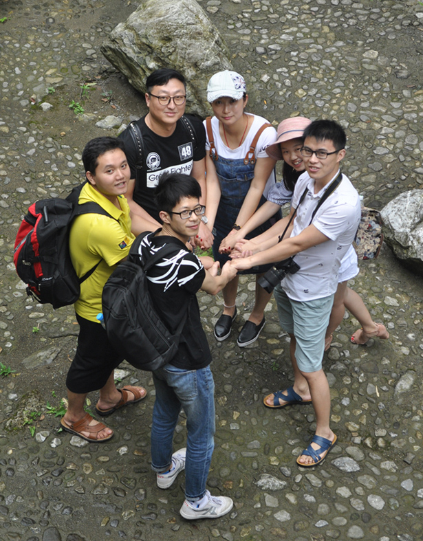 司組織了全體員工赴黑山谷、龍鱗石海風(fēng)景區(qū)二日游活動